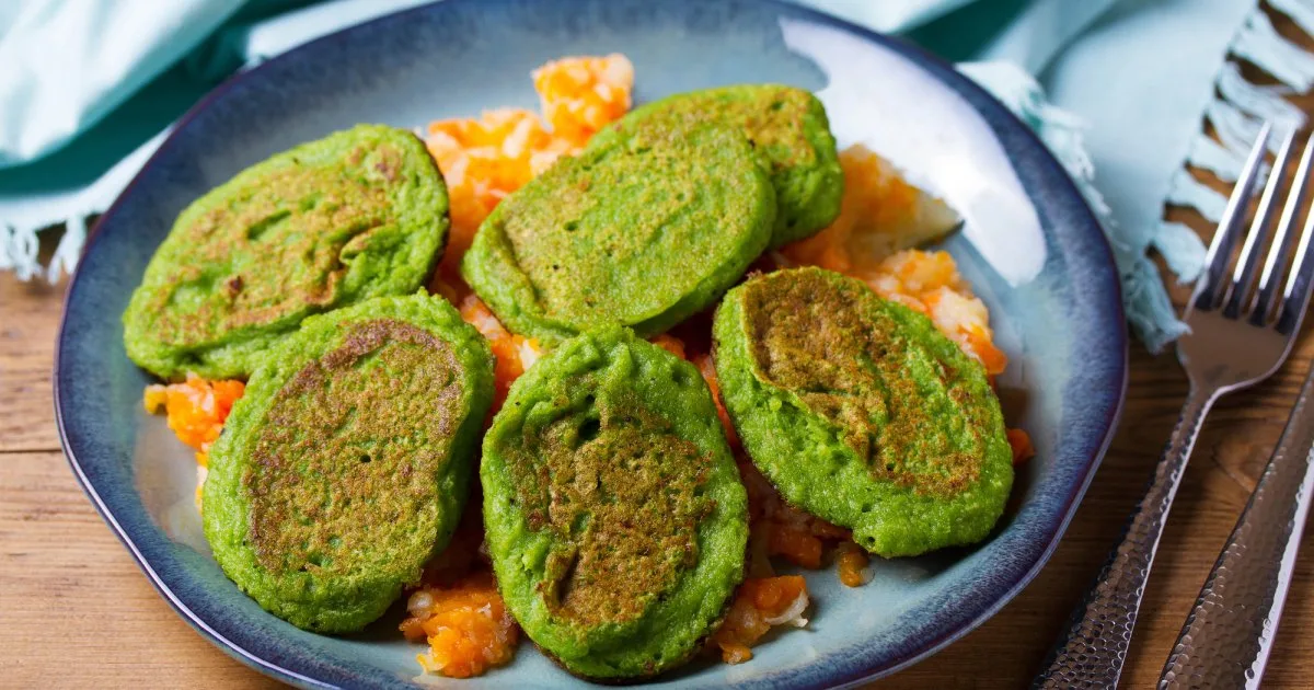 Горохові коржики з соусом із фети — корисна закуска на сковороді