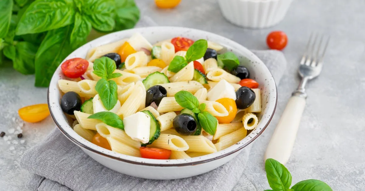 Макарони по-грецьки — рецепт пасти з овочами та сиром фета