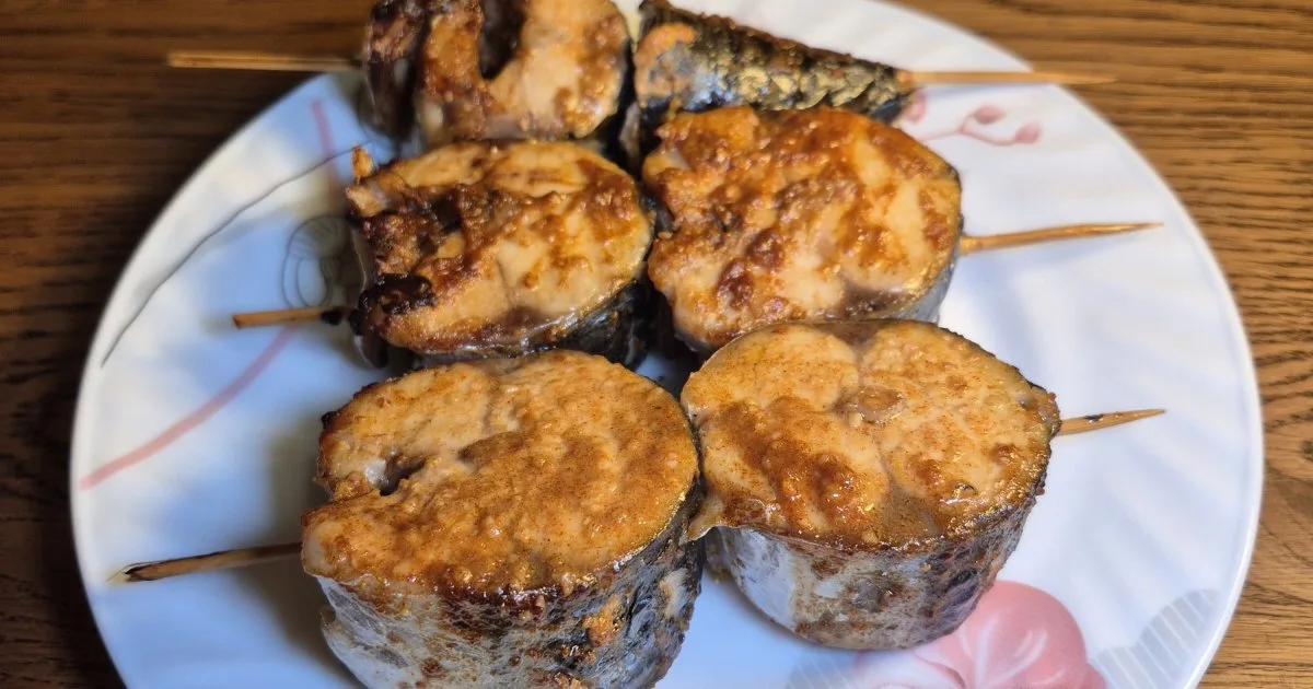Скумбрія на шпажках — рецепт для аерогриля або духовки