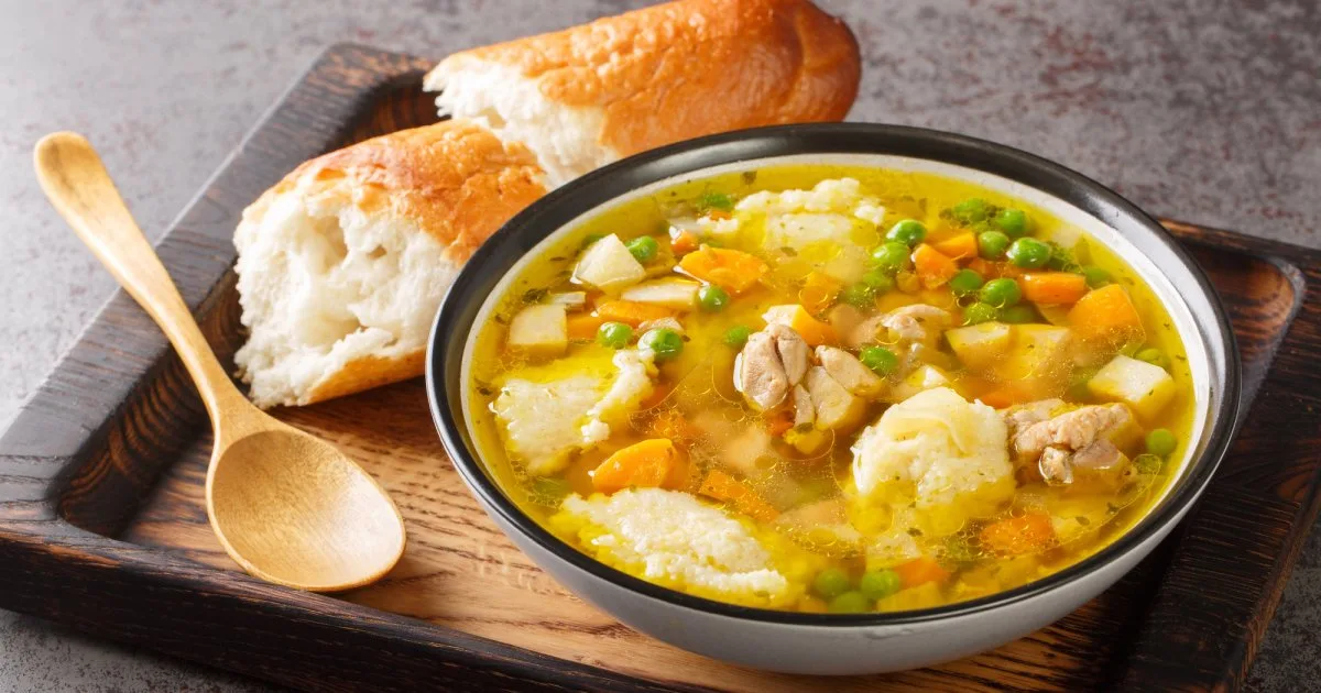Весняний суп з куркою та овочами — легкий обід з сезонних продуктів