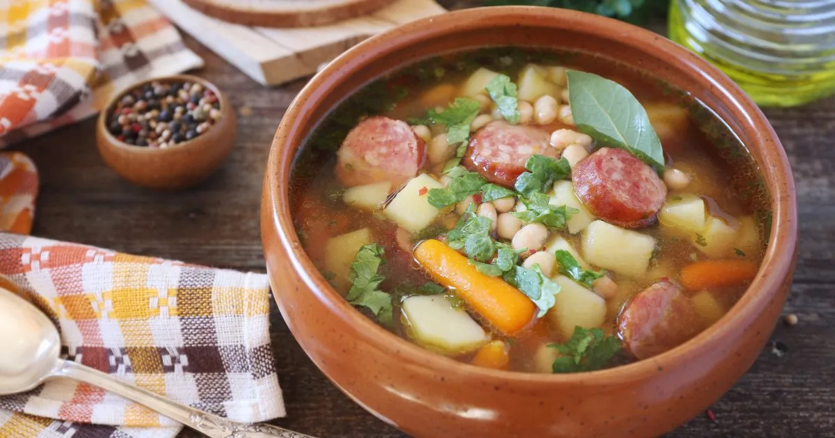 Пряний суп з овочами і ковбасками