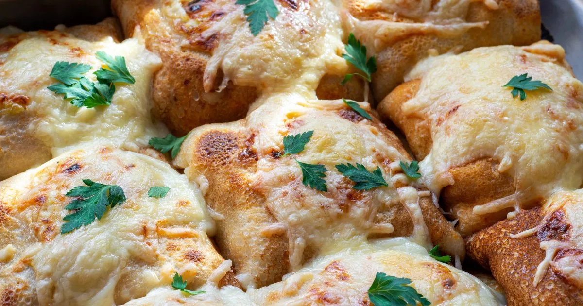 Млинці з куркою та овочами — ситна вечеря під сирною скоринкою