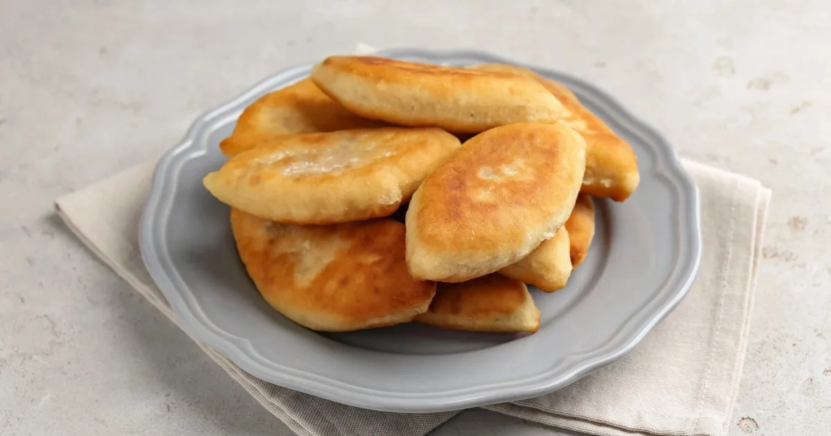 Смажені пиріжки зі смородиною — рецепт з тістом на кефірі