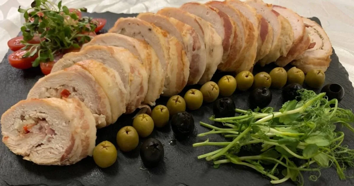 Рулет курячий з болгарським перцем і сиром