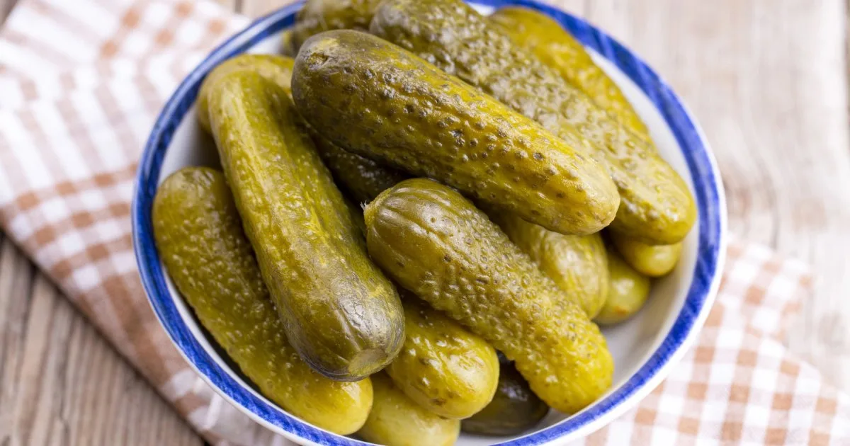Мариновані огірки з лимоном та кунжутом — рецепт швидкої літньої закуски