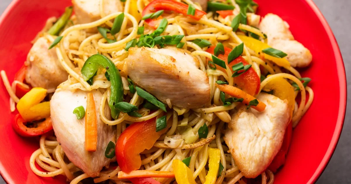 Спагеті зі шматочками курки та овочами — повноцінна вечеря