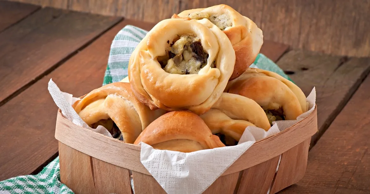 Ватрушки з картоплею і грибами — для затишних сніданків