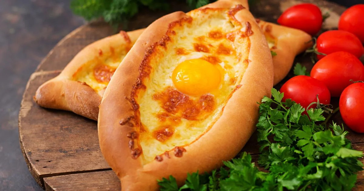Хачапурі по-аджарськи з адигейським сиром