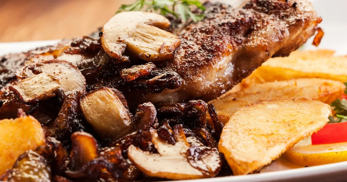 Свинячі відбивні з грибним соусом Бурбон
