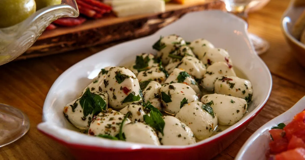 Для тих, хто обожнює сир: мариновані кульки на закуску
