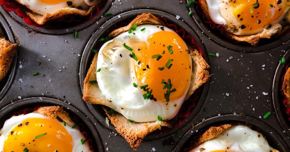 Особливий сніданок: запечені яйця у листковому тісті