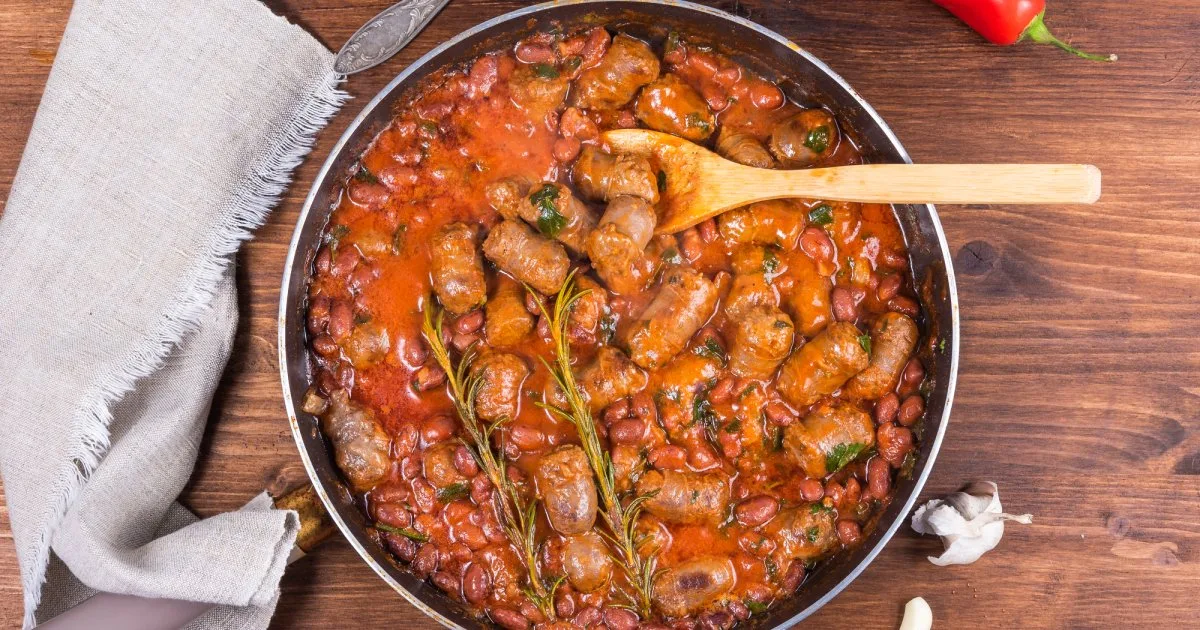 Для простої вечері: сосиски з овочами