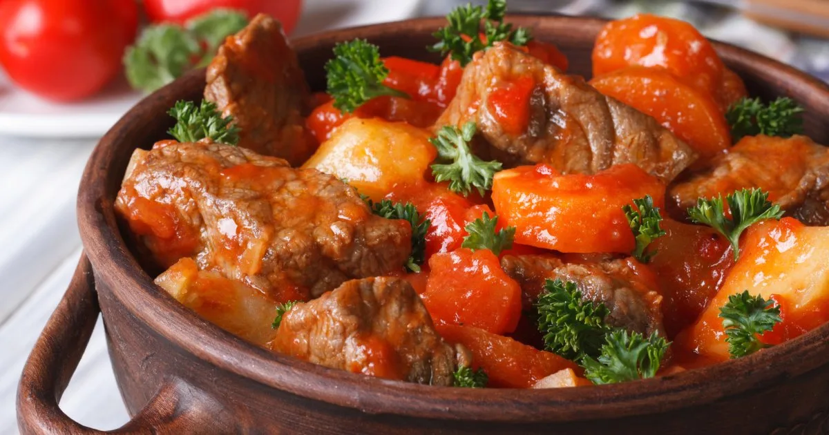 Баранина в соусі з овочами — смачне рішення для вечері