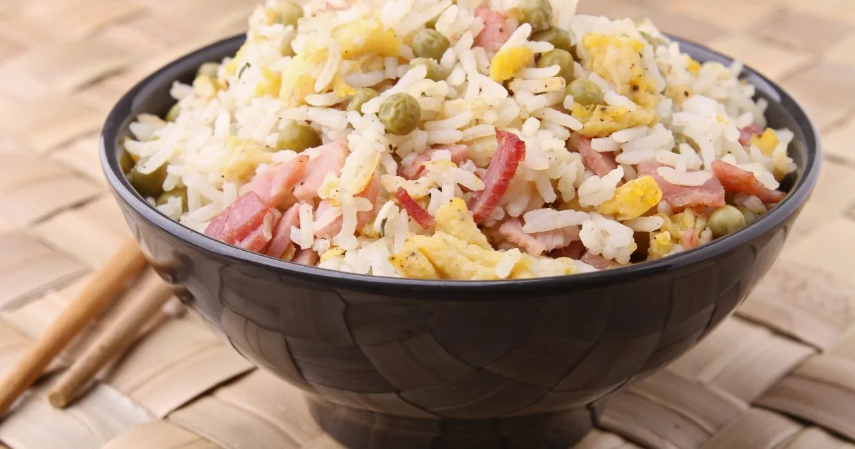 Рис із беконом, цвітною капустою й кукурудзою — ситна вечеря