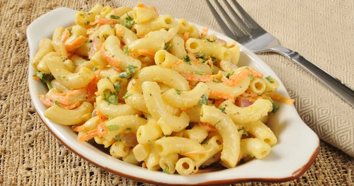 Соковитий салат з макаронами, овочами та смачною заправкою