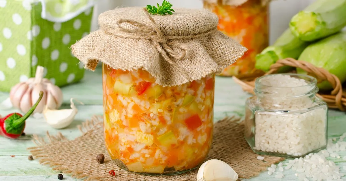 Простий салат з рисом та овочами на зиму