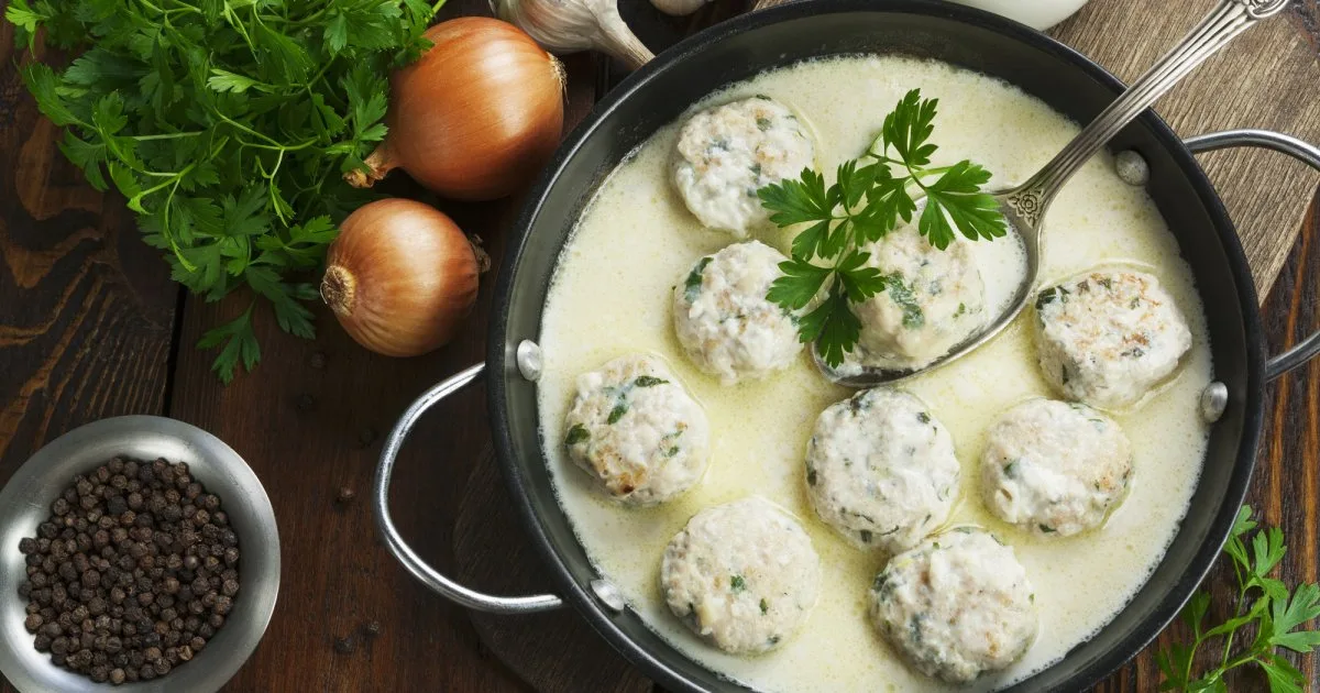 Coq au vin blanc: курячі фрикадельки у вершково-винному соусі