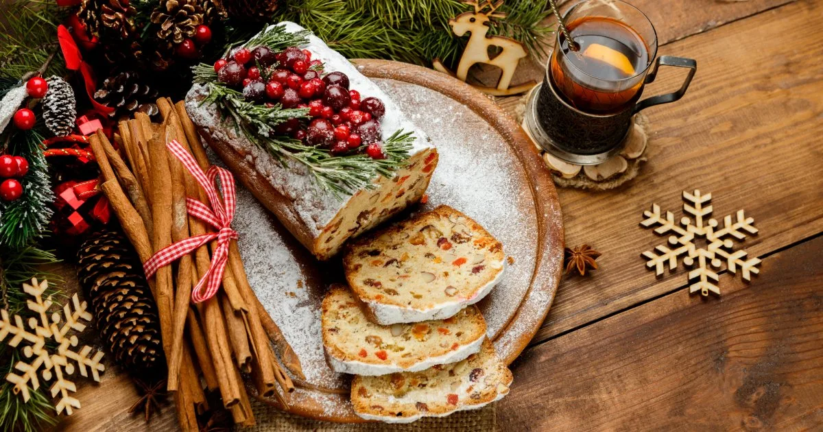 Англійський кекс з родзинками, чорносливом і курагою