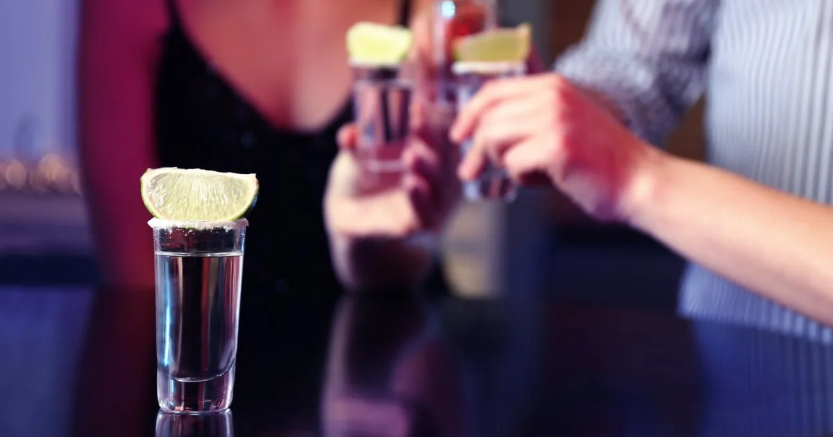 Той самий коктейль, коли б’ють по касці, Tequila Boom