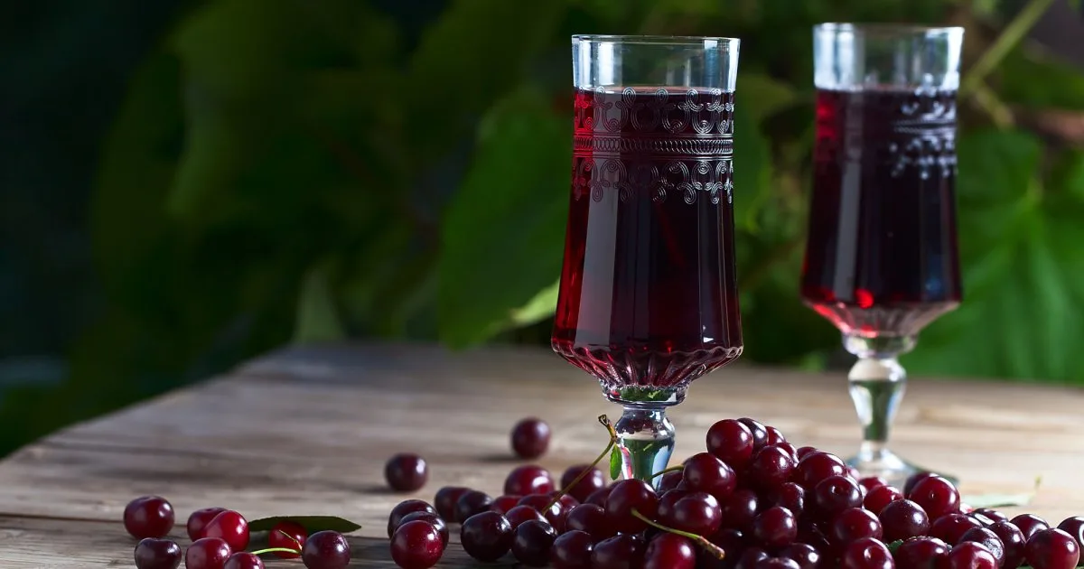 Домашня вишнева наливка — рецепт, який захочуть усі