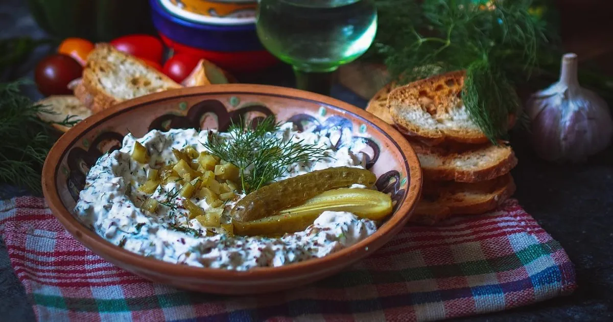 Діп з карамелізованою цибулею та корнішонами