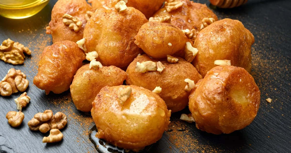 Лукумадес — грецькі пончики з медом і корицею