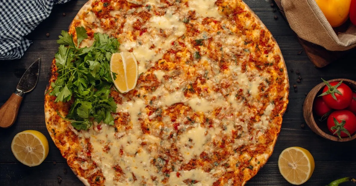Піца без тіста: з фаршем, грибами й овочами