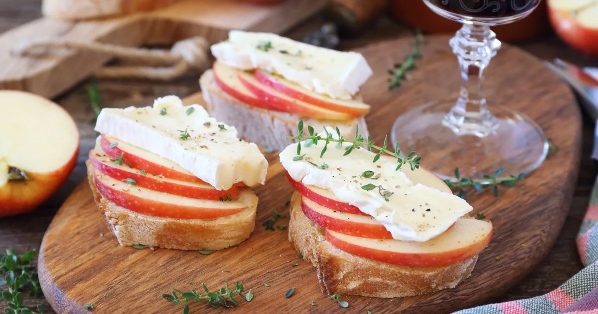 Брускети з яблуками й камамбером — вишукана закуска для свята