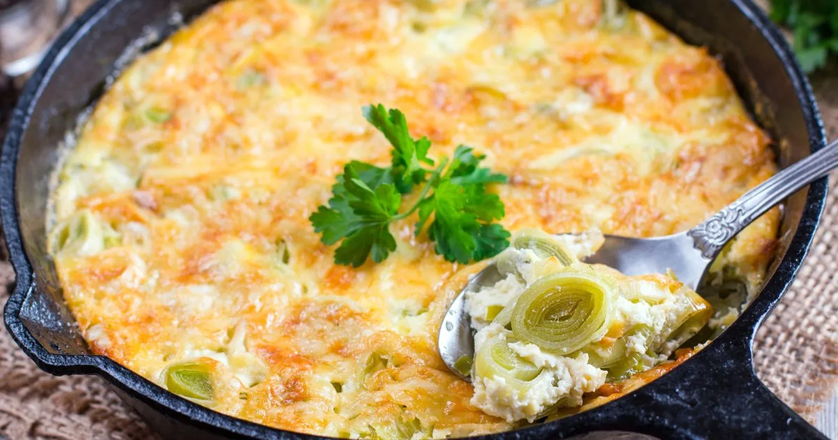 Під сирним соусом: запіканка з курки і цибулі-порею