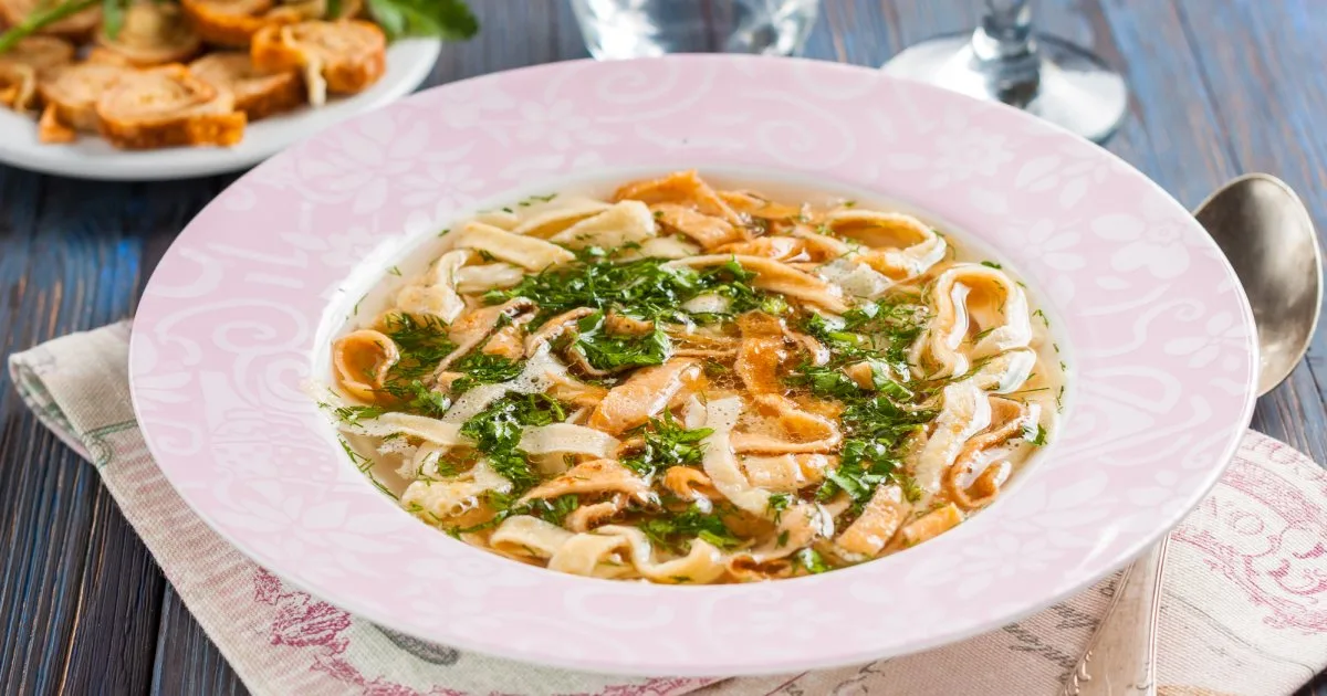 Frittatensuppe — ситний німецький бульйон з млинцями
