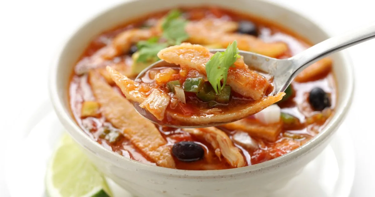 Мексиканський суп з куркою і лаймом Sopa de Lima для ідеального обіду