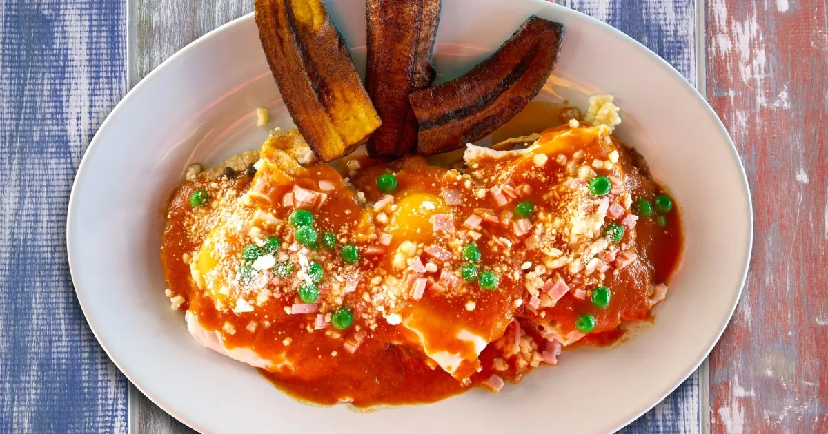 Мексиканський сніданок Huevos Motulenos — яєшня з тортильєю, сальсою та авокадо