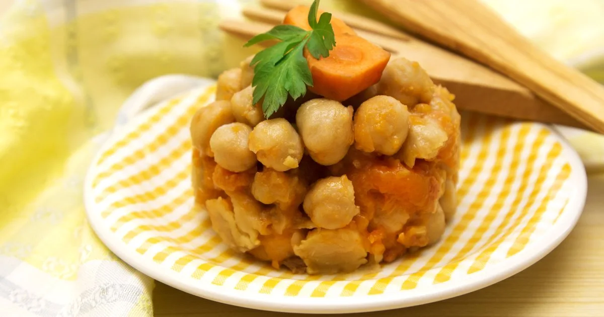 Тушкований нут з овочами