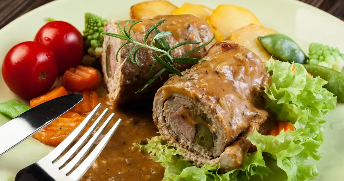 З солоними огірками: крученики по-житомирськи