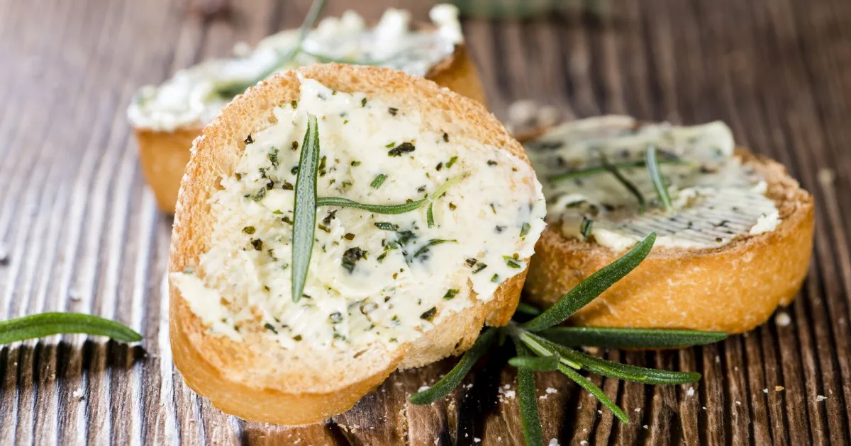 Канапки з часниковим маслом із зеленню — швидка закуска