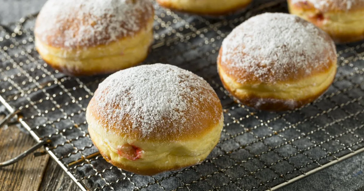 Pączki — традиційні польські пончики
