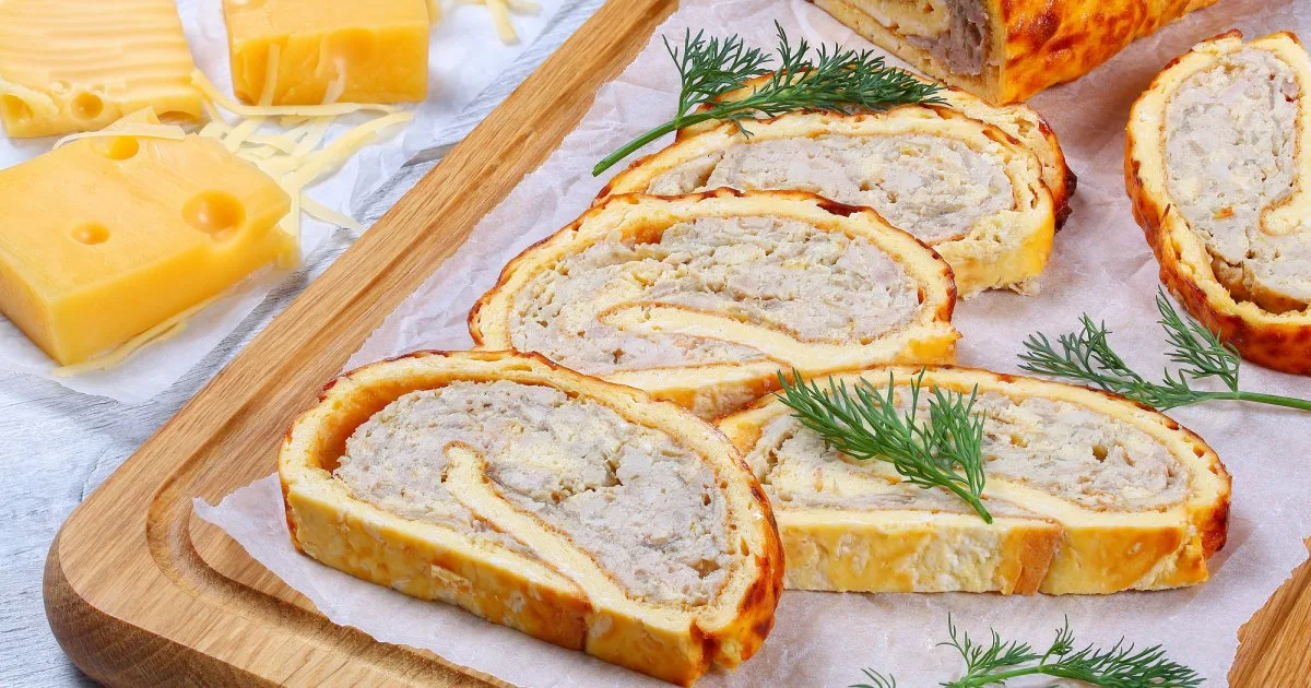 Викликає апетит: сирний рулет з куркою і грибами
