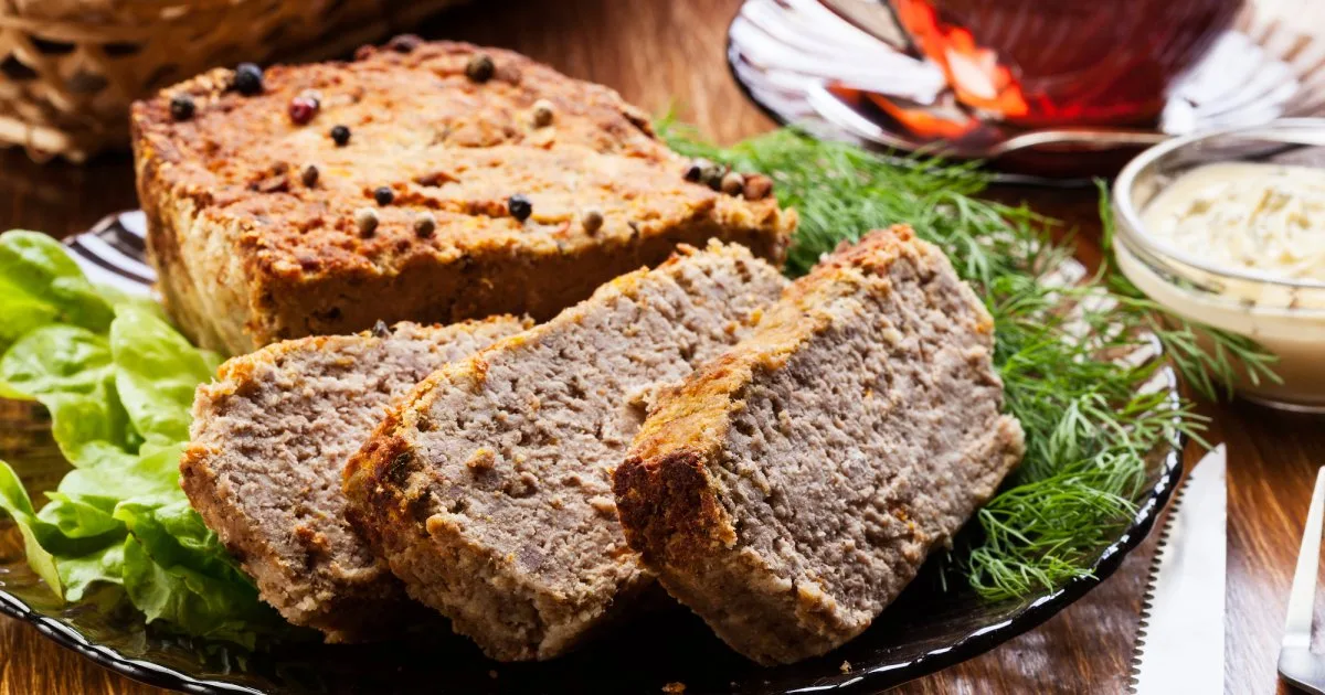 Королівський паштет — запечена закуска з м’ясного асорті