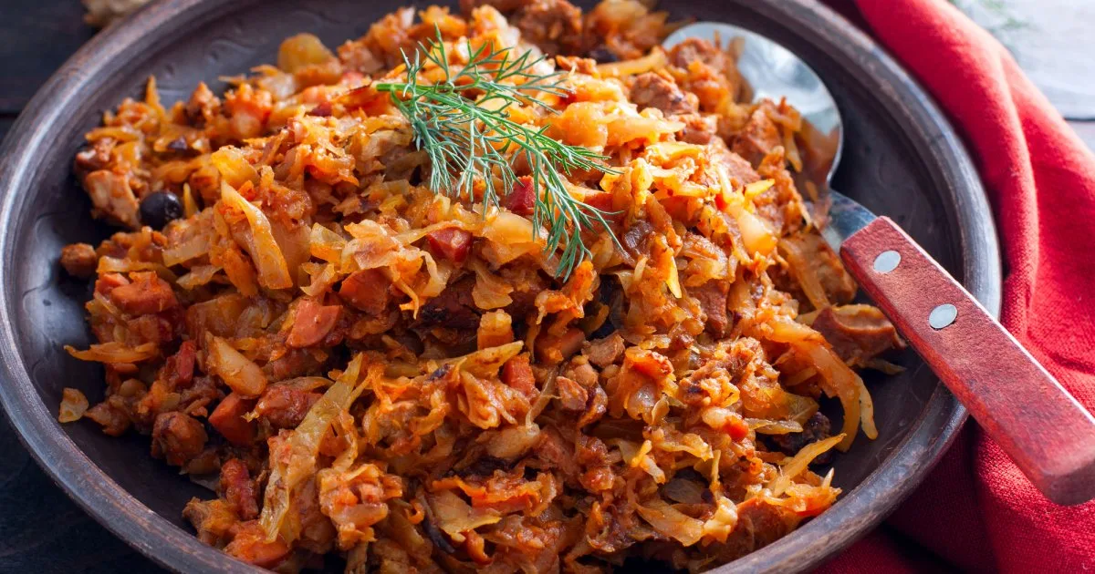 Бігос із копченим чорносливом