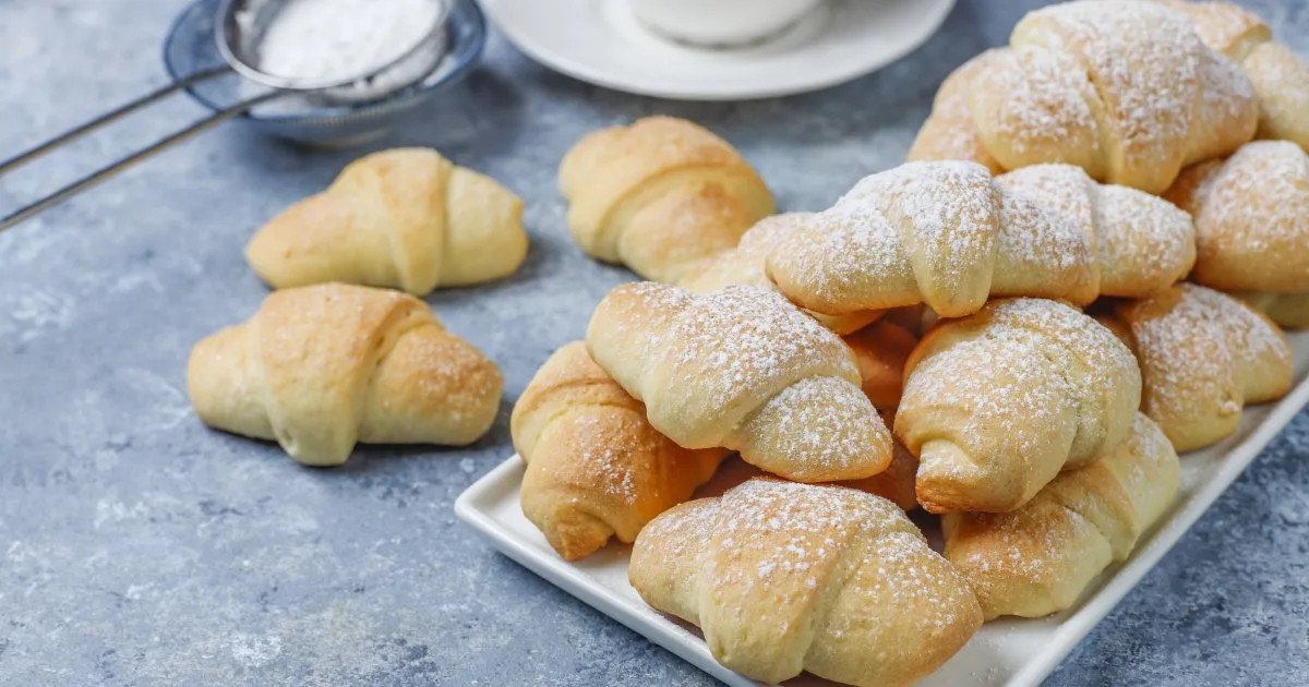 Рогалики із чорносливом і горіхами