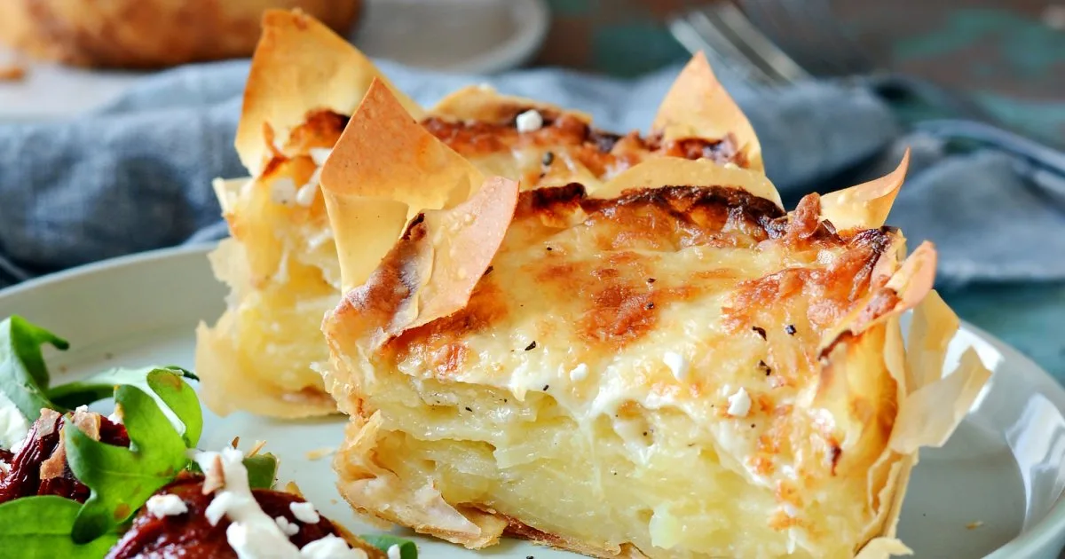 Легкий пиріг з тістом філо, куркою й грибами