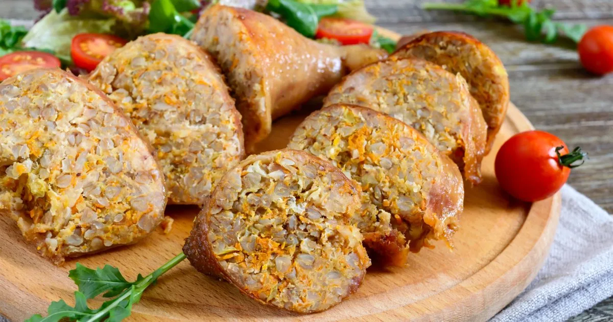З печінкою й овочами: елегантні фаршировані курячі ніжки