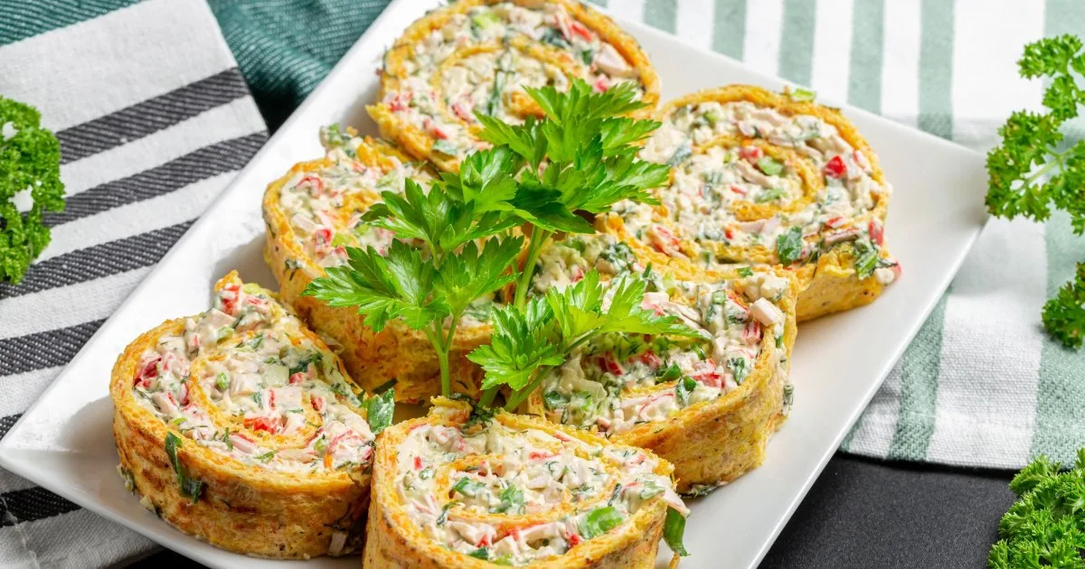Морквяний рулет з крабовими паличками і сиром
