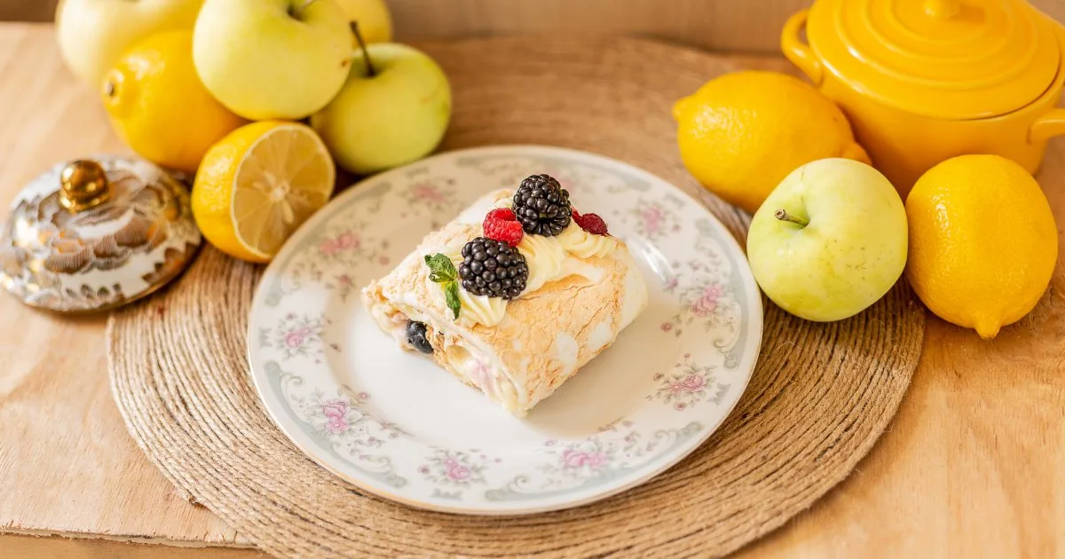 Меренговий рулет із лимонним курдом