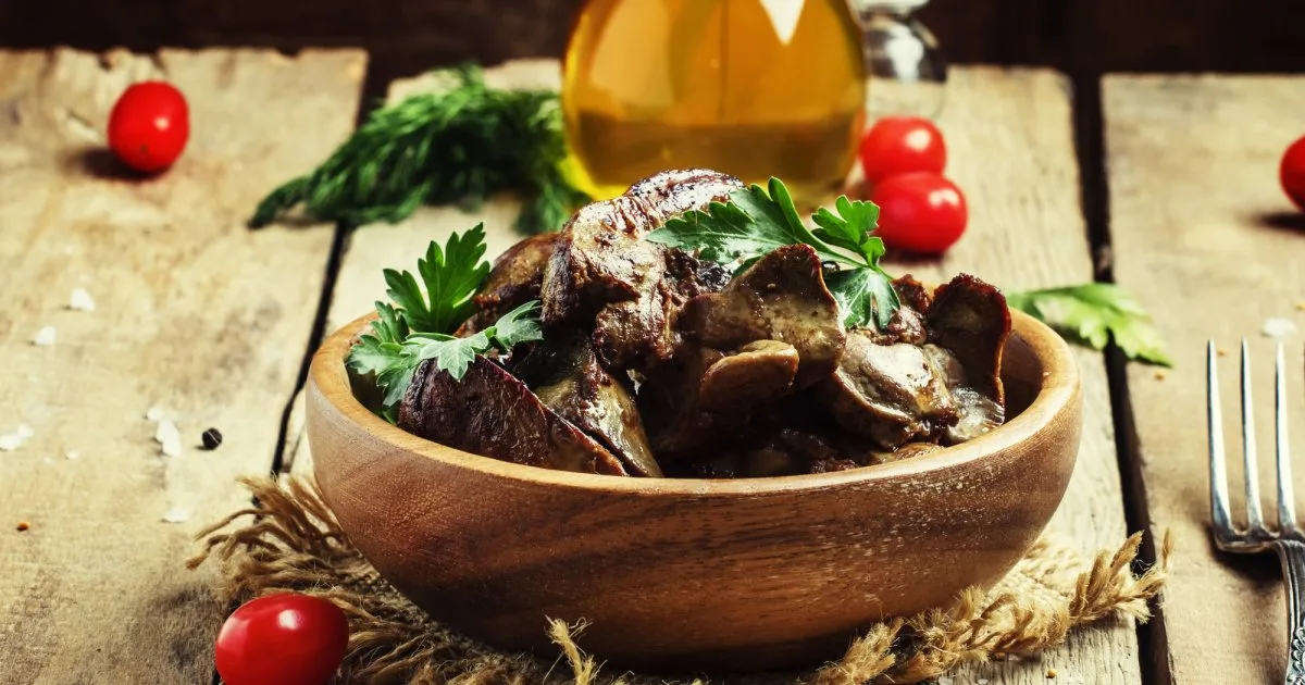 Куряча печінка з солоними огірками: варіант простої закуски