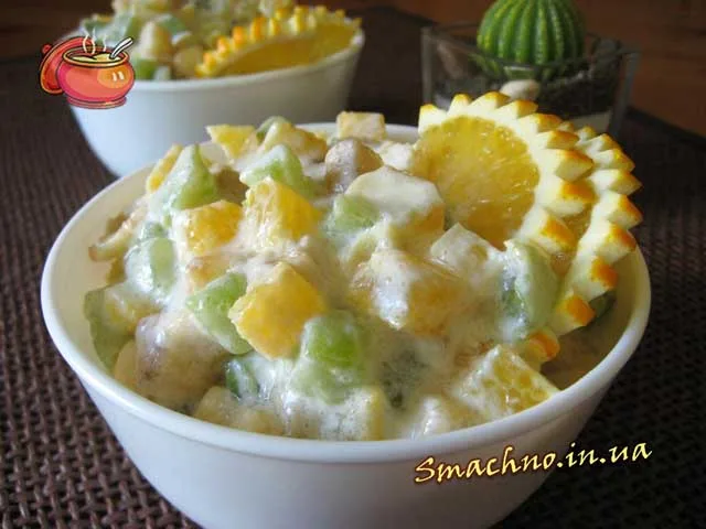 Фруктовий десерт з морозивом