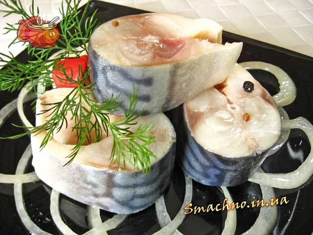 Солена скумбрія (оселедець) в маринаді