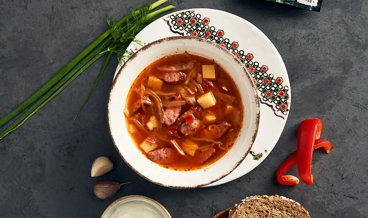 Український борщ з ковбасками