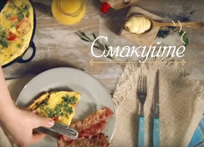 Омлет із томатами та базиліком