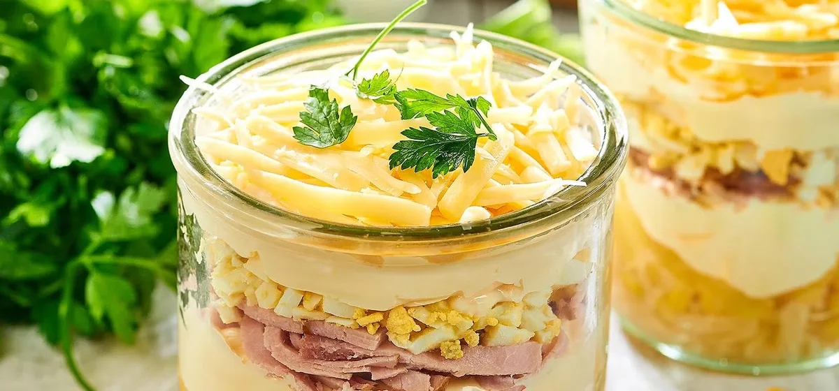 Салат з шинкою — соковитий салат із ананасами